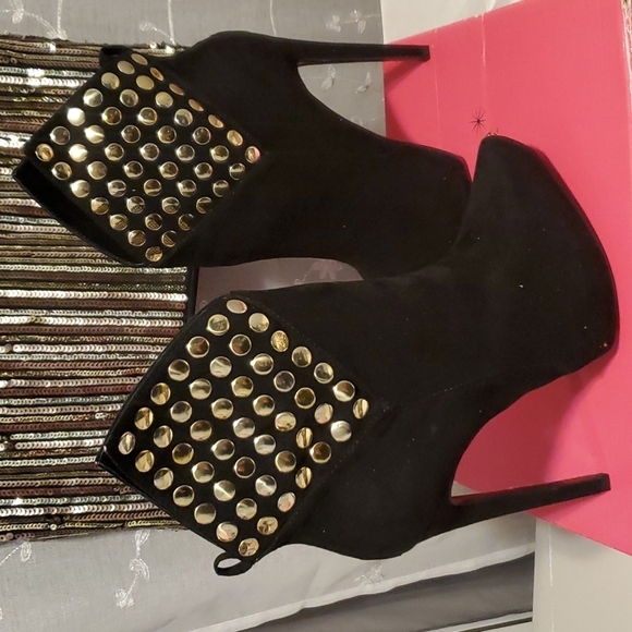 STUDDED SEXY SPIKE ANKLE BOOTS WITH HEELS SZ 8/M - Picture 2 of 10
